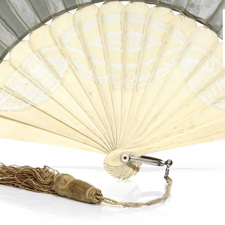 Fan with embroidered silk country. - 4
