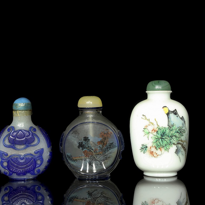 Tres botellas de rapé de vidrio, S.XIX - XX