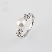 Ring with natural pearl and diamond in 18k