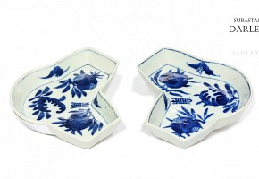 Two trays of Chinese porcelain.