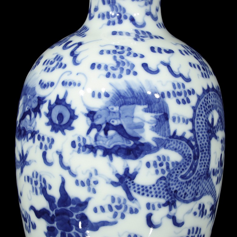 Jarrón de porcelana, azul y blanco, con marca Qianlong