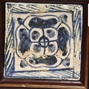 Dos azulejos góticos de cerámica esmaltada, s.XV