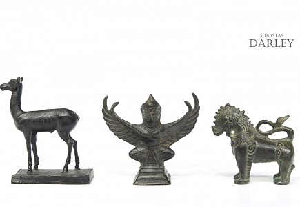 Tres pequeñas figuras de bronce, Asia.