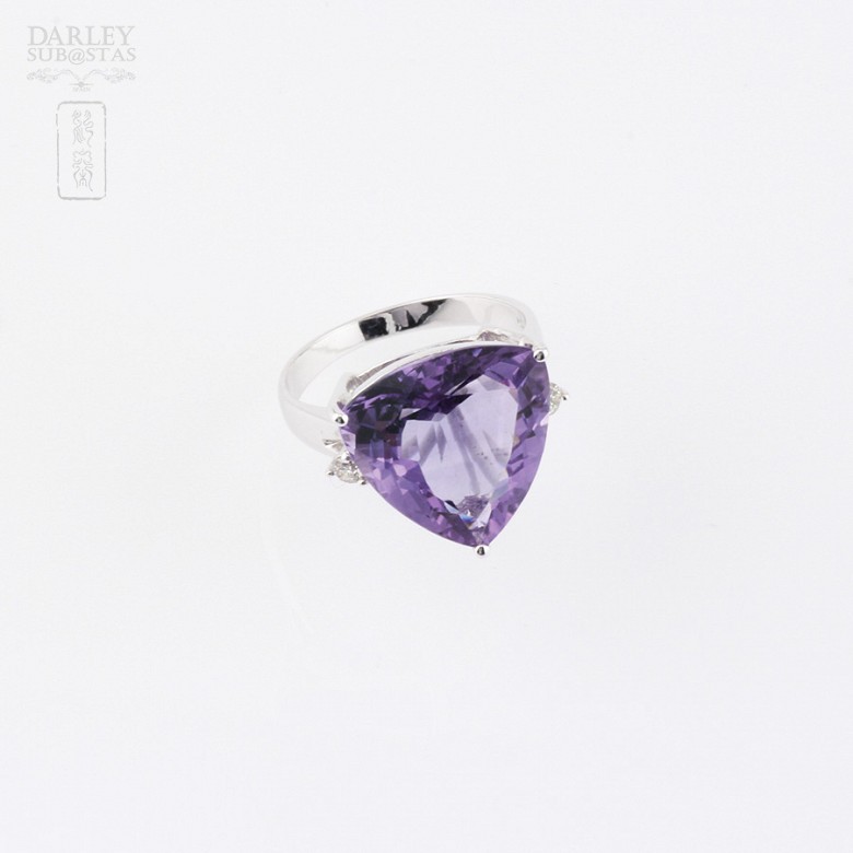 Ring with amethyst and diamonds in 18k white gold.