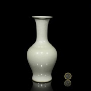 Jarrón de porcelana vidriado en blanco, S.XX - 7