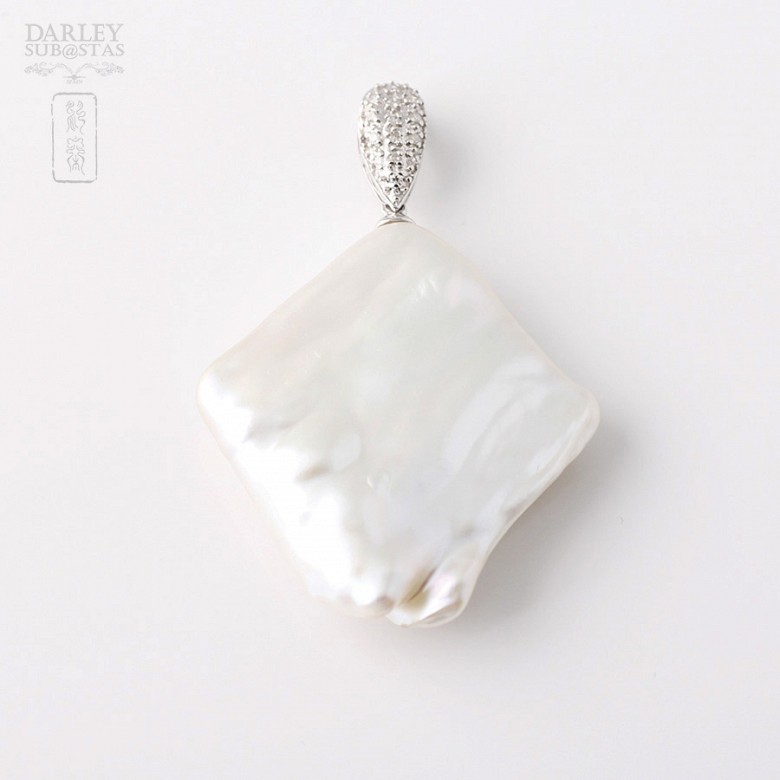 Colgante Perla Barroca natural con Diamantes en oro blanco de 18k.