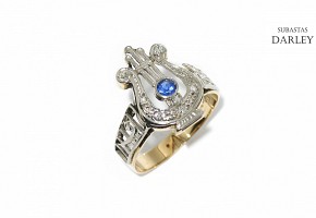 18 kt two-tone gold ring with diamonds and sapphire