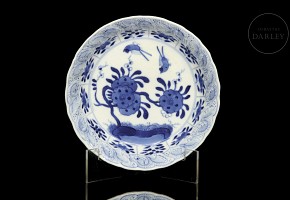 Blue and white ceramic plate 