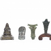 Lote de seis figuras de bronce indonesio. - 2