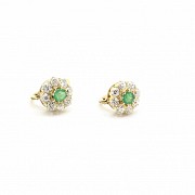 Earrings in 18k yellow gold and central emerald.