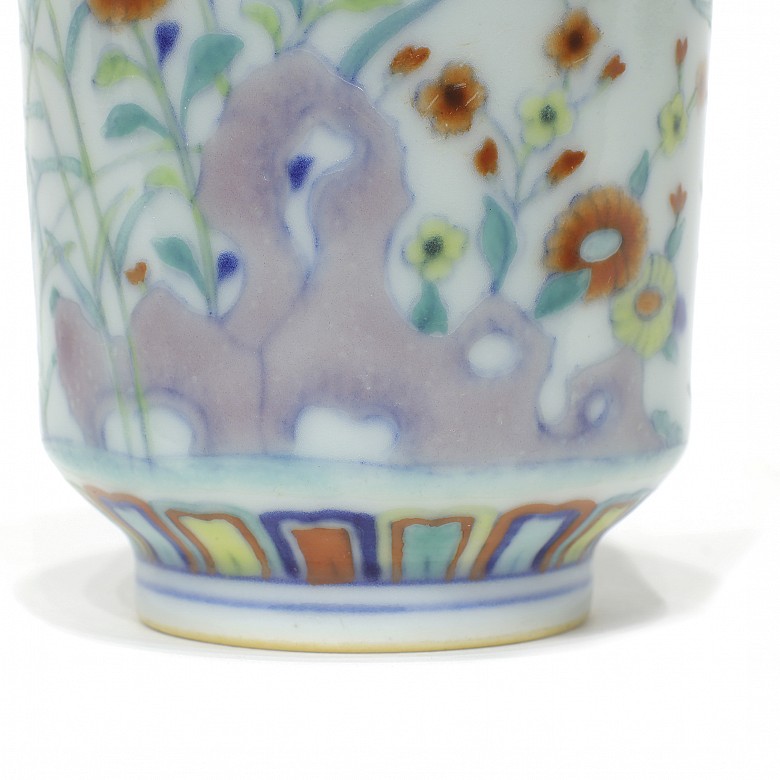 Small enamelled floral vase, Yongzheng (1723 - 1735)