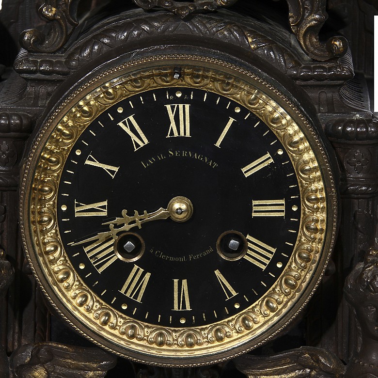 Reloj de sobremesa con guarnición en bronce, s.XX