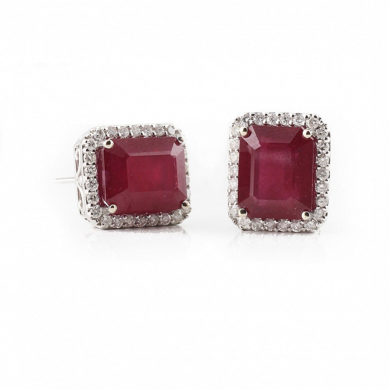 Earrings in 18k white gold, with rubies and diamonds.