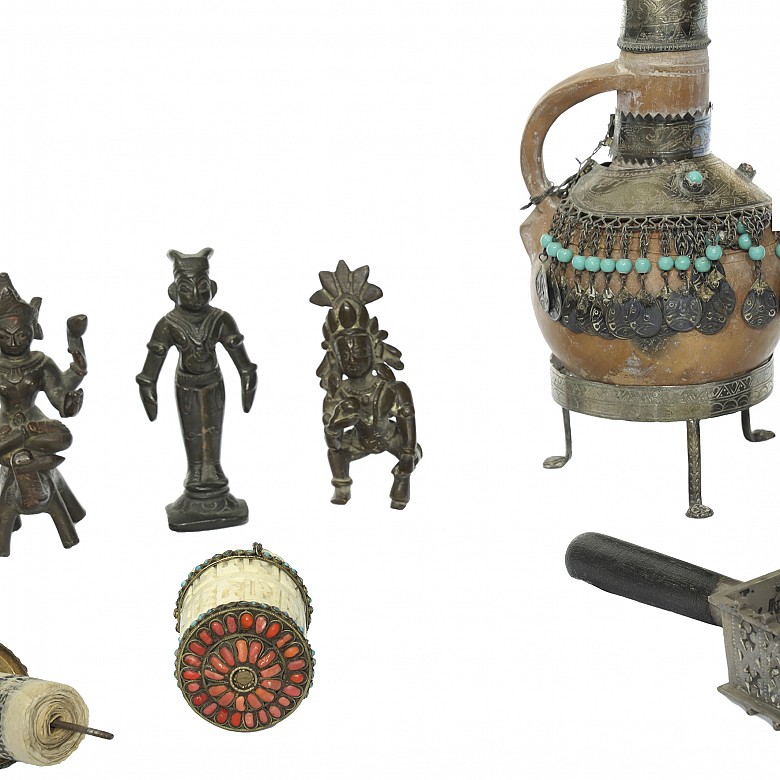 Conjunto de piezas decorativas y rituales, Asia, S.XX