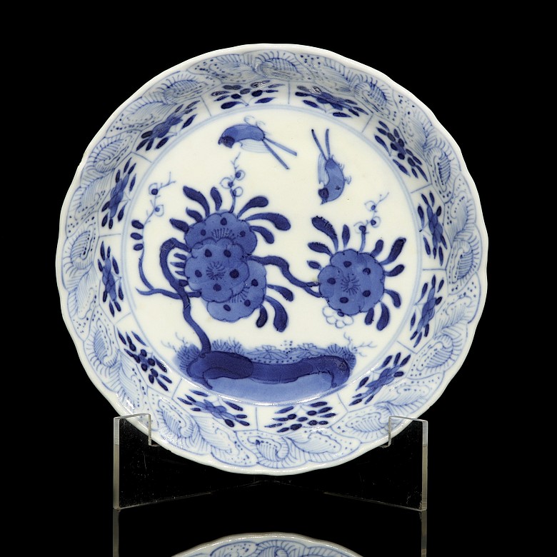 Blue and white ceramic plate 