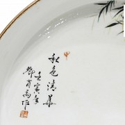 Plato hondo de porcelana esmaltada con poema, Jingdezhen, 1962.