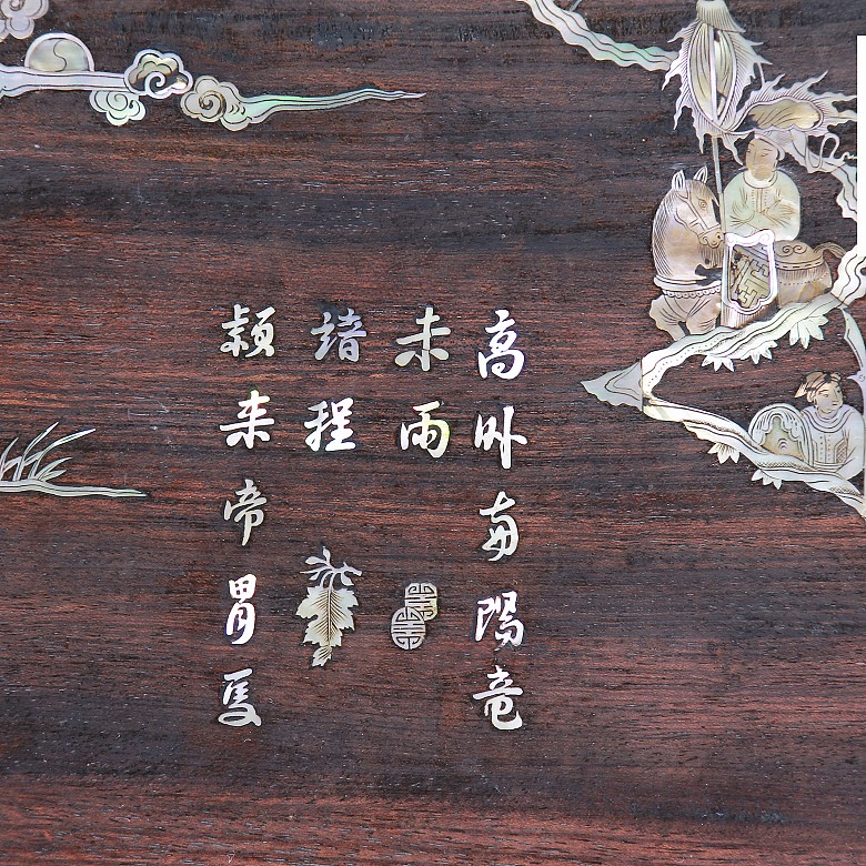 Placa china de madera con incrustaciones de nácar.