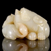 Figure of a carved jade 'Lion with cub', Qing Dynasty