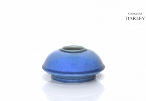 Recipiente de porcelana vidriada en azul, con marca Yongzheng
