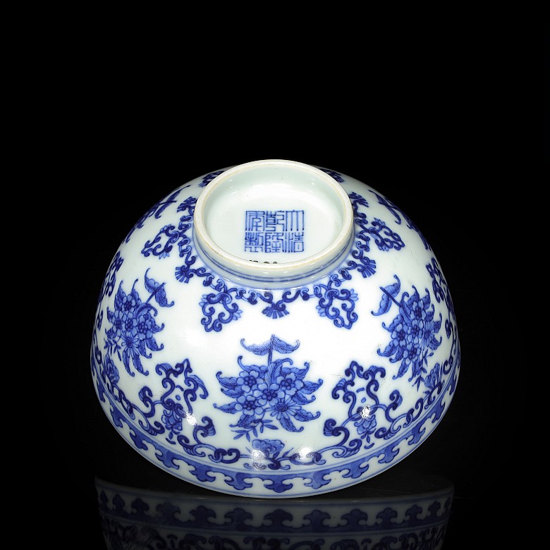 Cuenco de porcelana, azul y blanco, con marca Qianlong